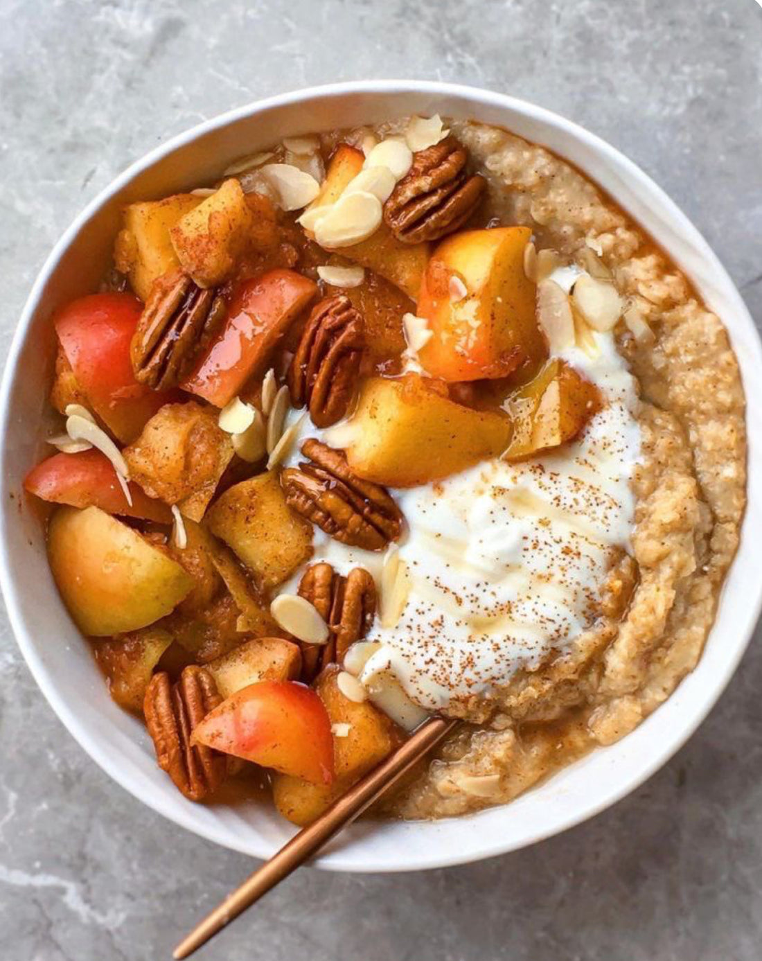 Avena otoñal con pumpkin spice, manzana cocida y nueces