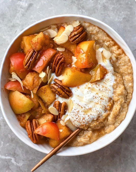 Avena otoñal con pumpkin spice, manzana cocida y nueces
